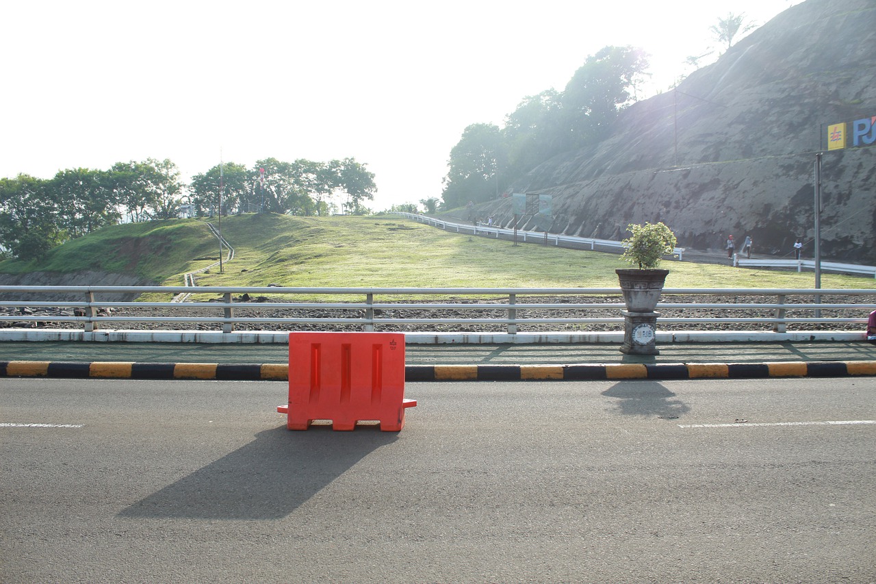 Jak wybrać najlepszą barierę bezpieczeństwa drogowego?